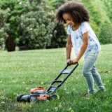 Cortacésped para niños: la mejor opción para que ayuden en el jardín