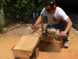 Guía paso a paso para construir un aserradero casero con motosierra
